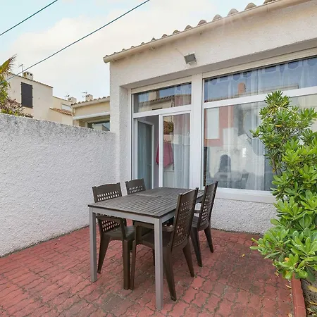 Charming Beachside Retreat In Apartament *