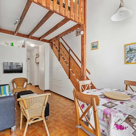 Charming Beachside Retreat In Apartament