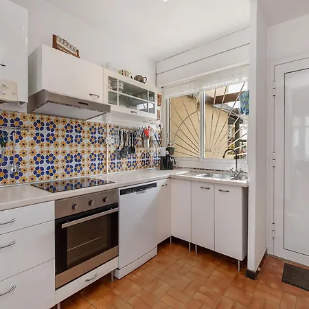 Apartament Charming Beachside Retreat In *